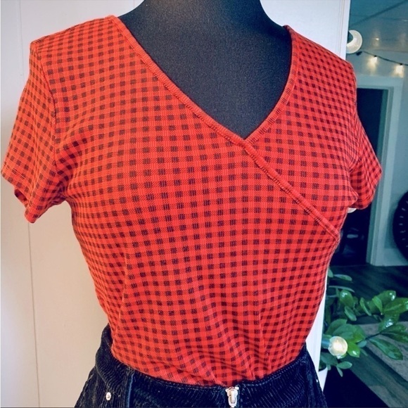 NWOT Arizona Jeans Co. Red + Black Gingham Plaid V-Neck Crop Top - Picture 3 of 5